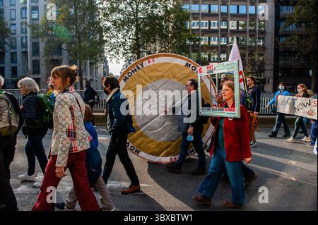 10 octobre 2021, Bruxelles, Belgique : les manifestants défilent dans les rues pendant la manifestation. Après un an et demi, Jeunesse pour le climat, le mouvement de grève scolaire inspiré par Greta Thunberg et dirigé par une écolière flamande Anuna de Wever, est de retour en action dans les rues de Bruxelles pour protester pour une meilleure politique climatique. Environ 50,000 personnes se sont rassemblées à la gare de Bruxelles Nord pour protester contre le manque d’action sur la crise climatique. De là, la manifestation a marché devant le bâtiment de l'Union européenne et s'est terminée au Parc Cinquantenarie. (Crédit image : © Ana Fernandez/SOP Banque D'Images