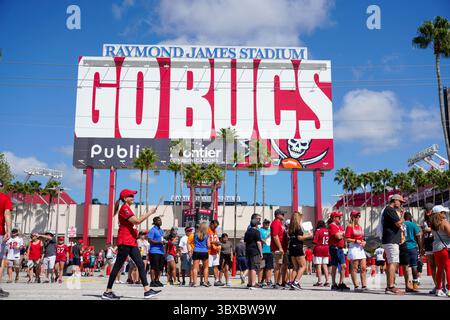 10 octobre 2021, Tampa, Floride, États-Unis : les fans arrivent au Raymond James Stadium pour un match des Buccaneers de Tampa Bay contre les Dolphins de Miami, dimanche 10 octobre 2021 à Tampa. (Crédit image : © Martha Asencio-Rhine/Tampa Bay Times via ZUMA Press Wire) Banque D'Images