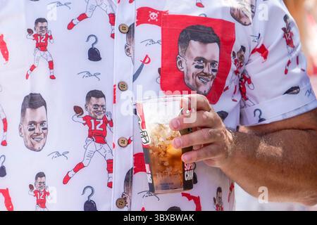 10 octobre 2021, Tampa, Floride, États-Unis : fan porte un maillot Tom Brady alors qu'il passe du temps sur Bucs Beach avant le début d'un match contre les Dolphins de Miami au Raymond James Stadium, dimanche 10 octobre 2021 à Tampa. (Crédit image : © Martha Asencio-Rhine/Tampa Bay Times via ZUMA Press Wire) Banque D'Images