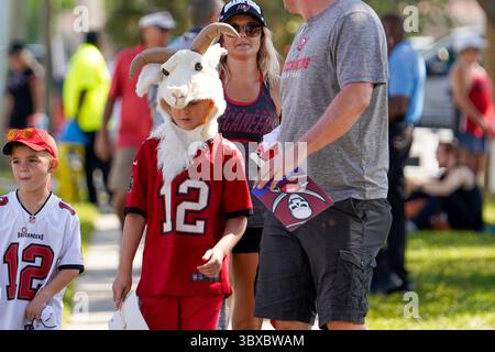 10 octobre 2021, Tampa, Floride, États-Unis : Boston Welcheck, 11, de Tampa, porte un masque de chèvre en arrivant pour le match entre les Buccaneers de Tampa Bay contre les Dolphins de Miami au Raymond James Stadium, dimanche 10 octobre 2021 à Tampa. (Crédit image : © Martha Asencio-Rhine/Tampa Bay Times via ZUMA Press Wire) Banque D'Images