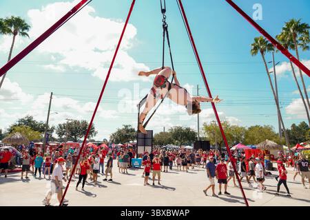 10 octobre 2021, Tampa, Floride, États-Unis : les fans se rassemblent pour regarder un artiste faire des tours dans les airs avant le début d'un match contre les Dolphins de Miami au Raymond James Stadium, dimanche 10 octobre 2021 à Tampa. (Crédit image : © Martha Asencio-Rhine/Tampa Bay Times via ZUMA Press Wire) Banque D'Images