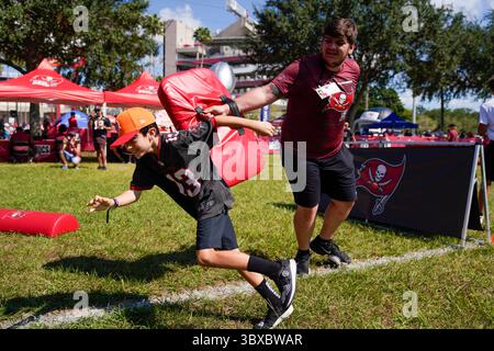 10 octobre 2021, Tampa, Floride, États-Unis : Enzo Velazquez, 10, de Lutz, dépasse Jack OÂ€™Malley, tout en faisant des exercices d’agilité avant le début d’un match contre les Dolphins de Miami au Raymond James Stadium, dimanche 10 octobre 2021 à Tampa. (Crédit image : © Martha Asencio-Rhine/Tampa Bay Times via ZUMA Press Wire) Banque D'Images