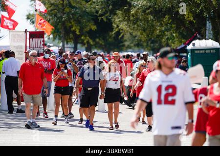 10 octobre 2021, Tampa, Floride, États-Unis : les fans arrivent au Raymond James Stadium pour un match des Buccaneers de Tampa Bay contre les Dolphins de Miami, dimanche 10 octobre 2021 à Tampa. (Crédit image : © Martha Asencio-Rhine/Tampa Bay Times via ZUMA Press Wire) Banque D'Images