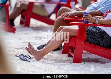 10 octobre 2021, Tampa, Floride, USA : un fan se détend sur Bucs Beach avant le début d'un match contre les Dolphins de Miami au Raymond James Stadium, dimanche 10 octobre 2021 à Tampa. (Crédit image : © Martha Asencio-Rhine/Tampa Bay Times via ZUMA Press Wire) Banque D'Images