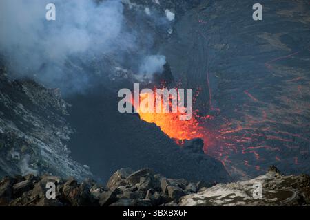 3 octobre 2021 - Big Island, Hawaï, États-Unis - Une vue téléphoto de la fontaine de lave dans le mur ouest du cratère Halemaumau pendant l'éruption au sommet du Kilauea. En fin d'après-midi du dimanche 3 octobre, la hauteur maximale de la fontaine a été mesurée à environ 11 mètres (36 pieds). Cette photo a été prise de la rive sud de Halemaumau regardant vers l'ouest vers 16 h HST. Les scientifiques de l’Observatoire des volcans hawaïens continuent de surveiller l’éruption dans une zone du parc national des volcans d’Hawaï qui reste fermée au public pour des raisons de sécurité (crédit image : © USGS/ZUMA Press Wire Banque D'Images