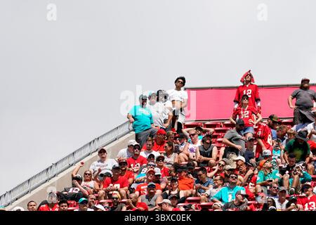 10 octobre 2021, Tampa, Floride, États-Unis : les fans regardent les Buccaneers de Tampa Bay affronter les Dolphins de Miami, depuis les niveaux supérieurs du Raymond James Stadium, lors d'une chaude après-midi à Tampa Bay, le dimanche 10 octobre 2021 à Tampa. (Crédit image : © Martha Asencio-Rhine/Tampa Bay Times via ZUMA Press Wire) Banque D'Images