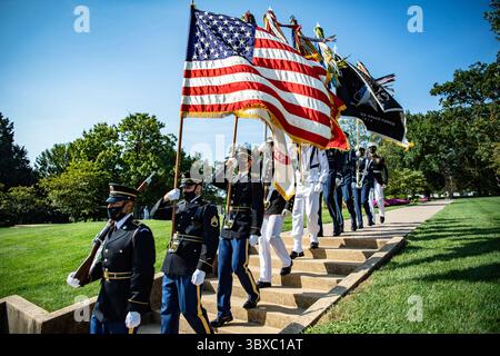 Sep 15, 2021 - Arlington, Virginie, États-Unis - Une équipe conjointe de gardes de couleur des forces armées soutient une cérémonie de dépôt de couronne d'honneur des forces armées au cimetière commémoratif du président William H. Taftâ dans la section 30, cimetière national d'Arlington, Arlington, Virginie, le 15 septembre, 2021. la cérémonie de dépôt de gerbes a eu lieu pour commémorer le 164e anniversaire de Taft et a été organisée par Karen Durham-Aguilera, directrice exécutive des cimetières militaires nationaux de l'armée. (Photo par Elizabeth Fraser) (crédit image : © U.S. Army/ZUMA Press Wire Service/ZUMAPRESS.com) Banque D'Images