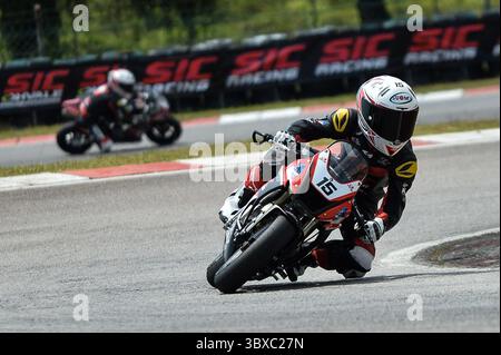 9 octobre 2021 : de jeunes pilotes en action lors de la FIM MiniGP Malaysia Series au Sepang International Kart circuit (SIKC). Après le succès des dernières années du Championnat SiC MiniGP, Dorna et FÃ©dÃ©ration internationale de Motocyclisme (FIM) aspirent à développer le programme mondial de base, FIM MiniGP World Series pour nourrir les talents futurs. Sa série nourricière, le Championnat SIC OHVALE, également tenu au cours du même week-end, sert d'échelle pour les jeunes à progresser dans les rangs de la série MiniGP. (Crédit image : © Fuad Nizam/ZUMA Press Wire) Banque D'Images