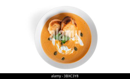 Soupe à la crème de citrouille isolée sur un fond blanc. Photo de haute qualité Banque D'Images