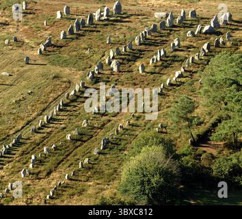 FRANCE. BRETAGNE. MORBIHAN(56) SITE CARNAC.MÉGALITHIQUE DE CARNAC. ALIGNEMENTS DE KERMARIO. VUE AÉRIENNE (PHOTO NON DISPONIBLE POUR LE CALENDRIER OU LA CARTE POSTALE) Banque D'Images