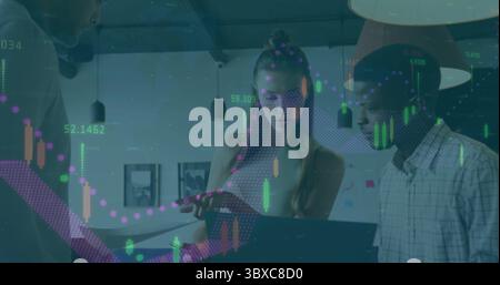 Examinez l'équipe en analysant la superposition du tableau en chandelier sur l'ordinateur portable dans l'espace de réunion, avec des notes adhésives Banque D'Images