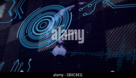 Affichage de l'affichage tête haute concentrique bleu superposant la carte du monde et les traces de circuit, sur l'interface de grille sombre Banque D'Images