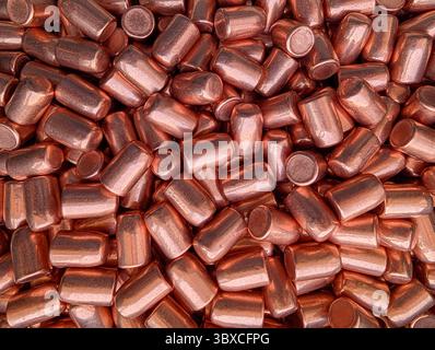 Gros plan arrière-plan texturé de balles en cuivre de calibre Magnum .44 Full Metal Jacket (FMJ). Rechargement de composants pour munitions de revolver et fabrication Banque D'Images