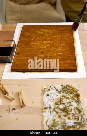 Panneau de bois de brossage pour l'artisanat décoratif avec du papier floral fait à la main. Projet d'art écologique utilisant des matériaux naturels et du papier botanique. Di créatif Banque D'Images
