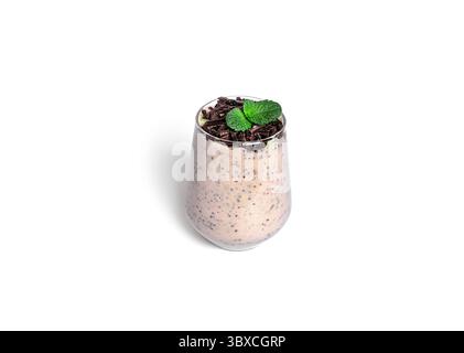Dessert au chocolat avec graines de chia et menthe isolé sur fond blanc. Parfait au chocolat. Un dessert sain. Banque D'Images