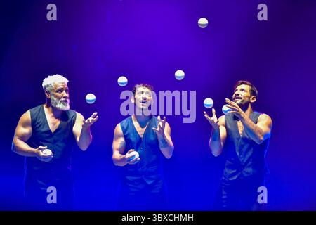 Moscou, Russie. 17 juillet 2025. Des artistes se produisent lors du Festival mondial d'art du cirque 'IDOL-2025' à Moscou, Russie, le 17 juillet 2025. Le festival se tient ici du 17 au 20 juillet. Crédit : Alexander Zemlianichenko Jr/Xinhua/Alamy Live News Banque D'Images