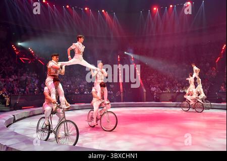 Moscou, Russie. 17 juillet 2025. Des artistes chinois se produisent lors du World Circus Art Festival 'IDOL-2025' à Moscou, Russie, le 17 juillet 2025. Le festival se tient ici du 17 au 20 juillet. Crédit : Alexander Zemlianichenko Jr/Xinhua/Alamy Live News Banque D'Images