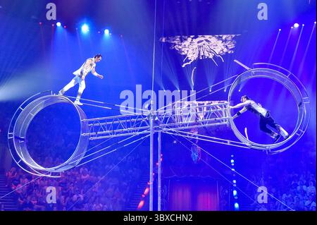 Moscou, Russie. 17 juillet 2025. Des artistes se produisent lors du Festival mondial d'art du cirque 'IDOL-2025' à Moscou, Russie, le 17 juillet 2025. Le festival se tient ici du 17 au 20 juillet. Crédit : Alexander Zemlianichenko Jr/Xinhua/Alamy Live News Banque D'Images