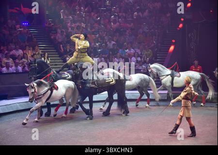 Moscou, Russie. 17 juillet 2025. Des artistes se produisent lors du Festival mondial d'art du cirque 'IDOL-2025' à Moscou, Russie, le 17 juillet 2025. Le festival se tient ici du 17 au 20 juillet. Crédit : Alexander Zemlianichenko Jr/Xinhua/Alamy Live News Banque D'Images