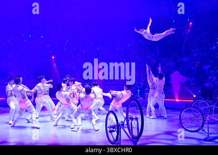 Moscou, Russie. 17 juillet 2025. Des artistes chinois se produisent lors du World Circus Art Festival 'IDOL-2025' à Moscou, Russie, le 17 juillet 2025. Le festival se tient ici du 17 au 20 juillet. Crédit : Alexander Zemlianichenko Jr/Xinhua/Alamy Live News Banque D'Images