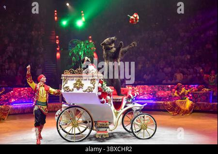 Moscou, Russie. 17 juillet 2025. Des artistes se produisent lors du Festival mondial d'art du cirque 'IDOL-2025' à Moscou, Russie, le 17 juillet 2025. Le festival se tient ici du 17 au 20 juillet. Crédit : Alexander Zemlianichenko Jr/Xinhua/Alamy Live News Banque D'Images