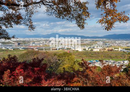 Vue panoramique sur la ville de Yawata et le paysage environnant en automne depuis le point de vue d'Otokoyama. Yawata, Kyoto, Japon Banque D'Images