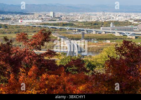 Vue panoramique sur la ville de Yawata et le paysage environnant en automne depuis le point de vue d'Otokoyama. Yawata, Kyoto, Japon Banque D'Images