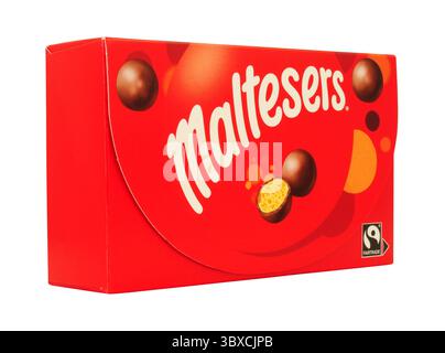 Boules en nid d'abeilles de lait malté Maltesers recouvertes de chocolat dans une boîte de 110g. Banque D'Images