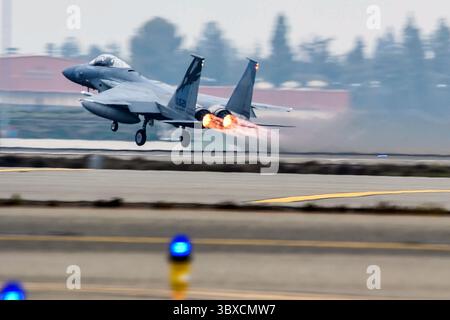 John York, commandant du 144th Operations Group, décolle à bord d'un F-15C Eagle lors de son vol fini avec la 144th Fighter Wing Banque D'Images