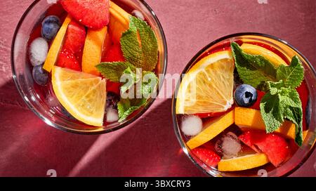 deux verres de boisson de fruits frais sangria rouge, vue de dessus Banque D'Images