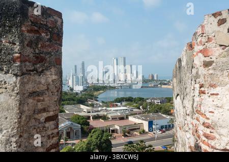 Vue depuis le Castillo San Felipe de Barajas sur le district de Bocagrande de Carthagène, Colombie. Banque D'Images