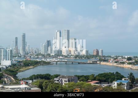 Vue depuis le Castillo San Felipe de Barajas sur le district de Bocagrande de Carthagène, Colombie. Banque D'Images
