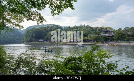 Les gens aiment ramer de petits bateaux sur une rivière calme à Arashiyama, Kyoto, Japon. Kyoto, Japon.06.29. 2025. Banque D'Images