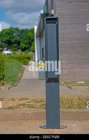 Une boîte à cigarettes « No Smoking » montée sur une surface en béton. Banque D'Images