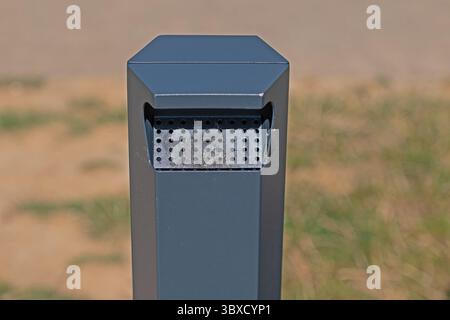 Une boîte à cigarettes « No Smoking » montée sur une surface en béton. Banque D'Images