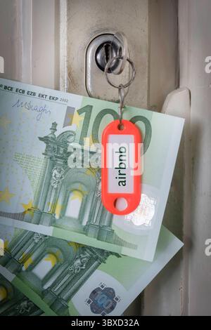 Ein Schlüssel steckt im Türschloss, am Anhänger prangt der Schriftzug Airbnb, daneben liegen Euro-Scheine. DAS Bild verweist auf die wirtschaftlichen Aspekte der Kurzzeitvermietung und den Einfluss von Plattformen wie Airbnb auf Wohnungsmarkt und Tourismus. *** Une clé est coincée dans la serrure de la porte, les mots Airbnb sont gravés sur l'étiquette et il y a des billets en euros à côté. L’image fait référence aux aspects économiques de la location à court terme et à l’influence de plateformes comme Airbnb sur le marché du logement et le tourisme. Nordrhein-Westfalen Deutschland, Allemagne DSCF6660 Banque D'Images