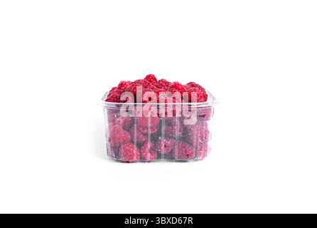 Framboise isolé sur un fond blanc. Framboises dans un récipient en plastique. Photo de haute qualité Banque D'Images