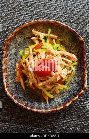Salade chaude avec poulet et légumes servie dans le restaurant de rue à Bichkek. Kirghizistan. Cuisine typique de l'Asie centrale Banque D'Images