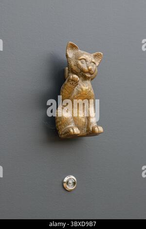 Japonais, chinois et asiatique, figure d'un chat ondulant est pensé pour apporter de la chance. Une patte vers le haut dans un geste d'insigne. Heurtoir de porte. Banque D'Images