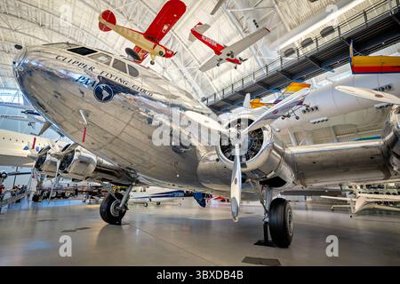 Boeing 307 Stratoliner Clipper Flying Cloud au Steven F. Udvar-Hazy Center à Chantilly, Virginie | CHANTILLY, Virginie — le nez en aluminium poli du Boeing 307 Stratoliner Clipper Flying Cloud, marqué de son insigne Pan American Airways, domine le plancher du hangar du Centre Udvar-Hazy. Effectué pour la première fois en 1938, le Stratoliner a été le premier avion de ligne pressurisé au monde, naviguant au-dessus de la plupart des conditions météorologiques à 20 000 pieds (6 096 m) tout en transportant jusqu'à 33 passagers. Banque D'Images