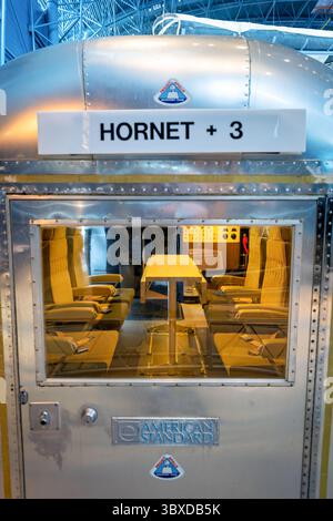 Installation mobile de quarantaine Apollo 11 au National Air and Space Museum de Washington DC | CHANTILLY, Virginie — Une vue rapprochée de la plaque signalétique Hornet + 3 de l'installation mobile de quarantaine et de la lunette arrière montre la remorque Airstream où l'équipage d'Apollo 11 attendait une éventuelle contamination lunaire en juillet 1969. Les appareils American Standard visibles à l'intérieur faisaient partie d'une salle de bain et d'une cuisine autonomes intégrées à l'unité pour l'isolement des astronautes pendant plus de 60 heures. Banque D'Images