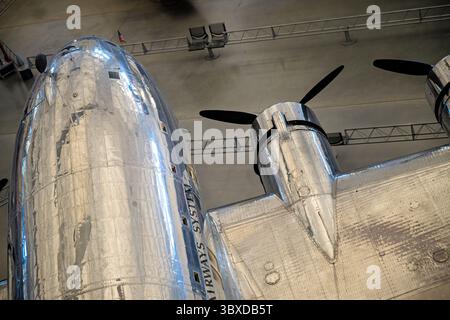 Boeing 307 Stratoliner Clipper Flying Cloud au Steven F. Udvar-Hazy Center à Chantilly, Virginie | CHANTILLY, Virginie — fuselage en aluminium poli et nez du Boeing 307 Stratoliner Clipper Flying Cloud s'élève au-dessus du plancher du Steven F. Udvar-Hazy Center. Ayant volé pour la première fois en 1938, le Stratoliner fut le premier avion de ligne pressurisé au monde, construit avec des ailes, une queue et des moteurs empruntés au bombardier Boeing B-17C. Dix exemplaires seulement ont été construits, et cet exemple Pan American Airways a été restauré par Boeing en 2001. Banque D'Images