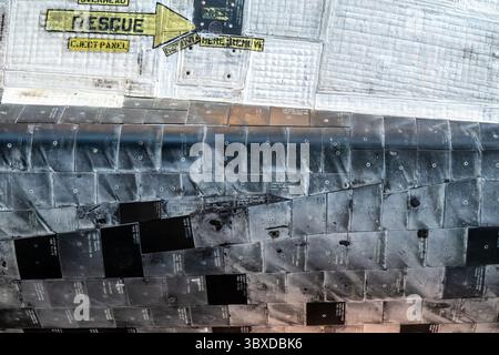 CHANTILLY, Virginie — des tuiles de bouclier thermique brûlées sont visibles sur la partie avant de la navette spatiale Discovery, exposée dans le hangar spatial James S. McDonnell au Steven F. Udvar-Hazy Center du Smithsonian National Air and Space Museum. Discovery a effectué 39 missions de 1984 à 2011, plus que tout autre engin spatial de l'histoire, accumulant 365 jours dans l'espace et parcourant 149 millions de miles (240 millions de kilomètres). L'orbiteur a servi de véhicule de retour au vol de la NASA après la catastrophe de Challenger en 1986 et celle de Columbia en 2003. Discovery a déployé le télésystème Hubble Space Banque D'Images