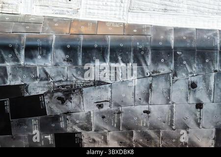 CHANTILLY, Virginie — des tuiles de bouclier thermique brûlées sont visibles sur la partie avant de la navette spatiale Discovery, exposée dans le hangar spatial James S. McDonnell au Steven F. Udvar-Hazy Center du Smithsonian National Air and Space Museum. Discovery a effectué 39 missions de 1984 à 2011, plus que tout autre engin spatial de l'histoire, accumulant 365 jours dans l'espace et parcourant 149 millions de miles (240 millions de kilomètres). L'orbiteur a servi de véhicule de retour au vol de la NASA après la catastrophe de Challenger en 1986 et celle de Columbia en 2003. Discovery a déployé le télésystème Hubble Space Banque D'Images
