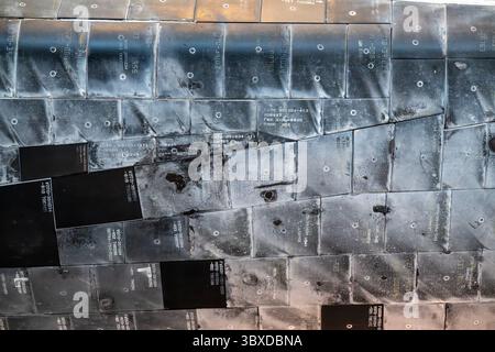 CHANTILLY, Virginie — des tuiles de bouclier thermique brûlées sont visibles sur la partie avant de la navette spatiale Discovery, exposée dans le hangar spatial James S. McDonnell au Steven F. Udvar-Hazy Center du Smithsonian National Air and Space Museum. Discovery a effectué 39 missions de 1984 à 2011, plus que tout autre engin spatial de l'histoire, accumulant 365 jours dans l'espace et parcourant 149 millions de miles (240 millions de kilomètres). L'orbiteur a servi de véhicule de retour au vol de la NASA après la catastrophe de Challenger en 1986 et celle de Columbia en 2003. Discovery a déployé le télésystème Hubble Space Banque D'Images