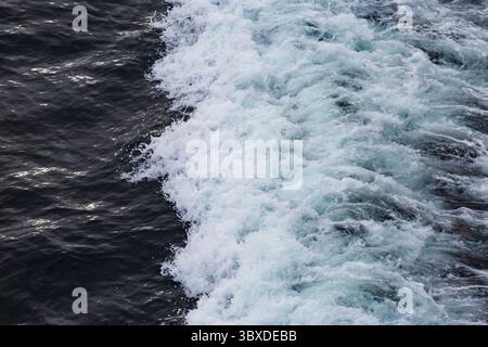 Réveil du ferry de Puget Sound, l'eau vive battue par le moteur du bateau. Banque D'Images