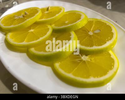 Le ​​lemons tranché sur l'assiette. Banque D'Images