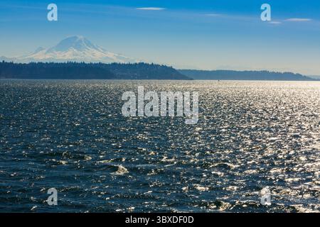 Voilier sur Puget Sound avec vue sur le Mont Rainier dans des conditions venteuses, près de Seattle, Washington Banque D'Images