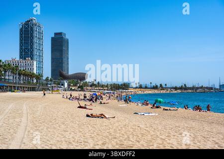 Somorrostro plage regardant au nord-est vers Port Olímpic dans la vieille ville de Barcelone dans la région de Catalogne en Espagne Banque D'Images
