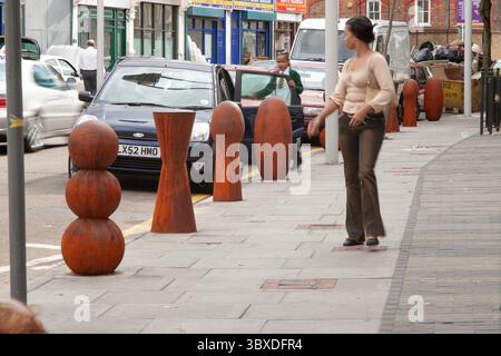 Anthony Gormley Bollards sculpturaux installés à Bellenden Road, au sud de Londres en 2003 Banque D'Images